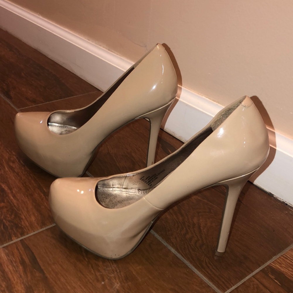 Cream heeled pumps